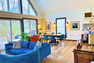 Image de Charming 4-bedroom house with Hot Tub - Playset - Firepit - Lake beach