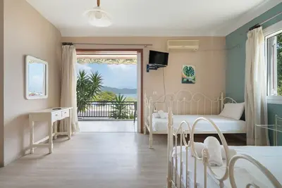 Image de Studio 'Triple Room with Sea View 11' avec vue sur mer, Wi-Fi et climatisation