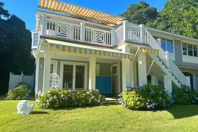 Image de Seaside Serenity: Newly renovated ocean breeze home - minutes' walk to the beach