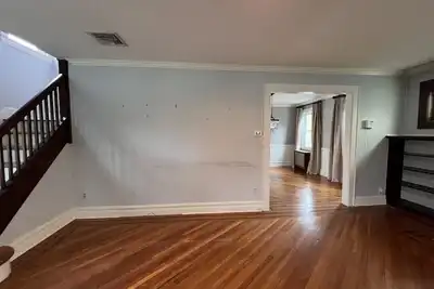 Image de Pet friendly, empty home with large grassy backyard!