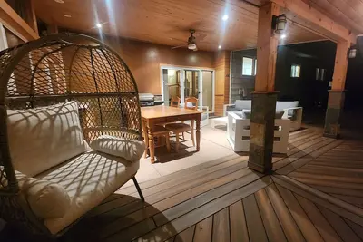 Image de Spacious 4bd/2. 5ba, sleeps 10+. Yard, views, trail & river access. 30+ days.