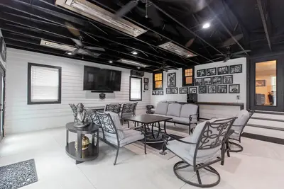 Image de Fully renovated 4 Br house, amazing enclosed patio, <1 mile to Notre Dame
