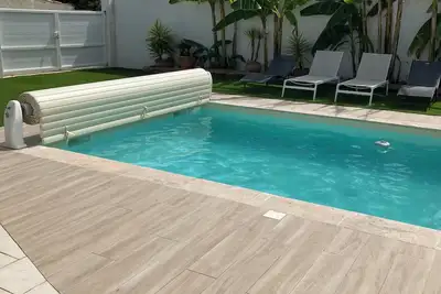 Image de Grande maison, clos de plain-pied, avec piscine, et cuisine d’extérieur, couvert