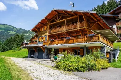 Image de Chalet 'Clemalou 14-15 Personnes' avec vue sur les montagnes, terrasse privée et Wi-Fi