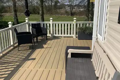 Image de Lovely caravan with large decking near to the Norfolk Broads ref 12109b