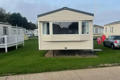 Image de Superb 8 berth caravan at Broadland Sands Park, Suffolk ref 20155bs