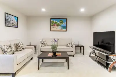 Image de 12 Mi to Hospitals: Modern Apartment in Aurora!