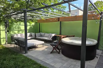 Image de New Construction Spacious 3br + Play Room, Private Backyard, 20 min to Nyc