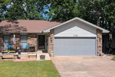 Image de Cozy 2-bedroom, 2-bathroom house near the main entrance.