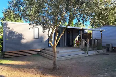 Image de Bungalow 'Dans Camping 5 Étoiles' avec piscine partagée, Wi-Fi et climatisation