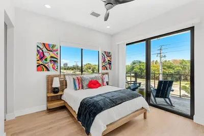Image de Major Nelson's Suite ~ Wave Haven Luxe ~ Balcony ~ Rocket Views ~ Walk to Beach