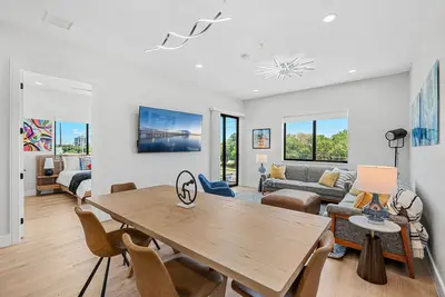 Image de Jeannie's Sunrise Suite ~ Luxury 2br Across from Beach ~ Balcony ~ Rocket Views