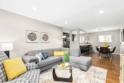 Image de *New* Updated 2br Royal Oak apt
