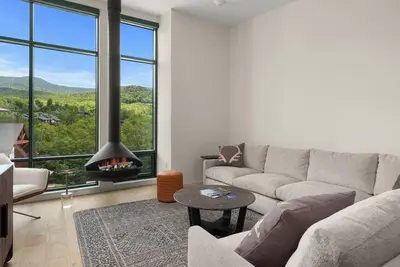 Image de Steps from Adventure: Modern Mountain Luxury 3-Bed Condo at Spruce Peak in Stowe
