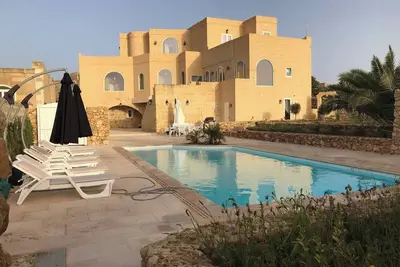 Image de Villa de ferme avec grande piscine et jardin