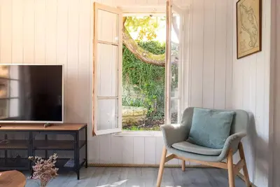 Image de Cabanon pittoresque Entre Mer et Forêt
