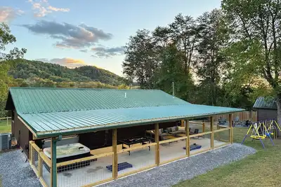 Image de 5 min To Dollywood/Kids & Pet Friendly/Fully Fenced/Patio/Hot Tub/Fire pit/Wi-Fi