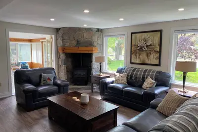 Image de Wasaga Beach Water Front Country Styled Home Near Blue Mountain - Four Bedroom