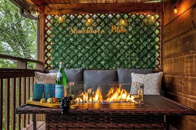 Image de 5br, Heated Pool/Spa + Mtn View, Games, Karaoke, Firepit, 15 Min to Pf