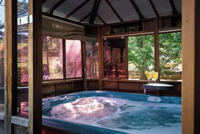 Image de ! New 5 star Listing Large Family Friendly, Yosemite, Hot-tub, Lake, Golf!