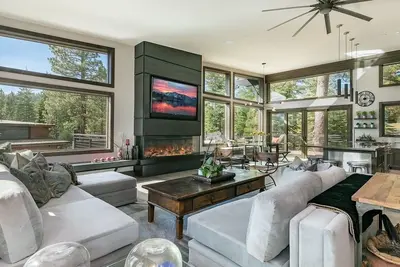 Image de Luxury 4-Bedroom with ensuite bathrooms Mountain Retreat in Schaffer’s Mill