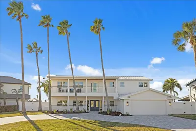 Image de Waterfront 5-bedroom estate in St Pete!