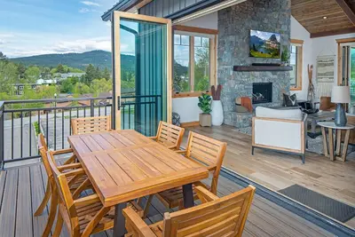 Image de Luxury Penthouse in Downtown Whitefish with Rooftop Patio and Ski Locker
