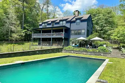 Image de Charming 4-bedroom Luxe farmhouse with pool and sauna