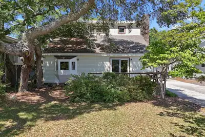 Image de \"A Good Life\" 3 Bedroom, 2 Bathroom Home in Oak Island!