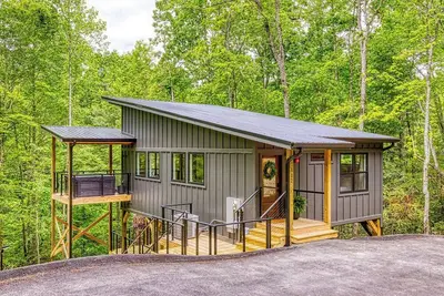 Image de Forest Treehouse W/ Hot Tub, Games & Hammock Deck near Cades Cove in Townsend