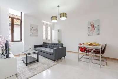 Image de Spacious House w/ Terrace by HostWise