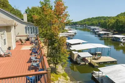 Image de Lux Lakehouse w/ 2 Living Areas, Screened Porch & Dock Access at 22mm