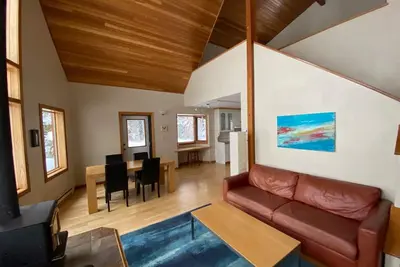 Image de Cozy Retreat Chalet with Loft Bedroom & Fireplace – Near Nelson & Ski Hills