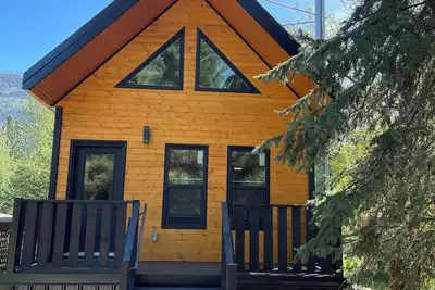 Image de Cozy cabin in the Lardeau valley. Start your adventures here!