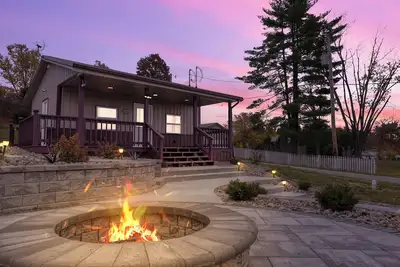 Cozy cabin in delightful Senecaville with WiFi, Ac