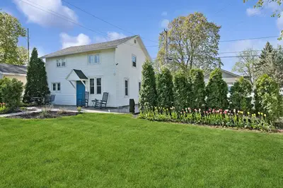 Image de Charming 2br Coach House in Maple Park – Walk to Downtown & Lake