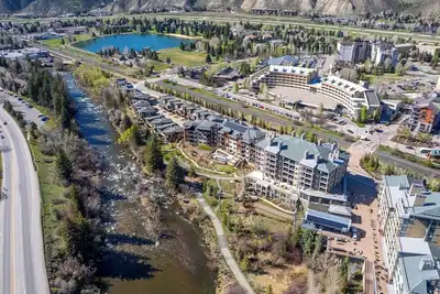 Image de Cozy 1-bedroom apartment in enchanting Avon with WiFi, fitness room, and more!