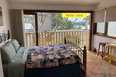 Image de Serene Sydney water views in safe harbourside setting near city, pet-friendly