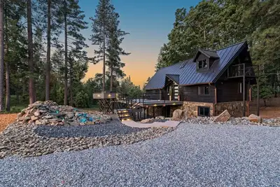 Image de Exquisite Custom Country Home on National Forest