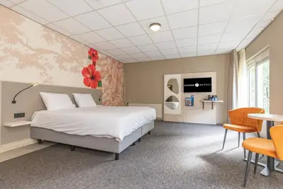 Image de Swim and Stay — Indoor Pool, Free Parking, and Great Games Right Inside