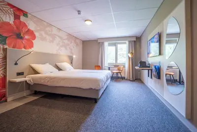 Image de Comfort Meets Convenience — Free Parking, Indoor Pool, and a Soothing Vibe