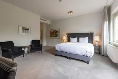 Image de Clean & Comfortable with Forest Paths Just Steps Away! Onsite Dining