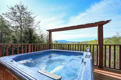 Image de Pet-Friendly Smoky Mountain Cabin | Views, Hot Tub & Game Room