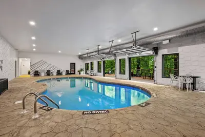 Image de Sleeps 36 | Indoor Heated Pool, Hot Tub, Game Room, Firepits | Near Dollywood