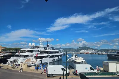 Image de Appartement vue sur le port en plein centre de Saint Tropez.