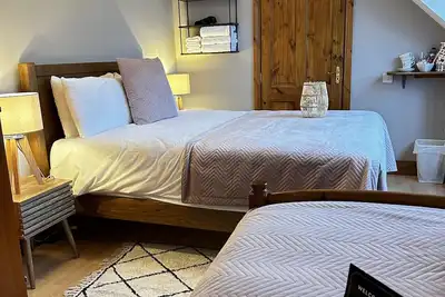 Beside Malahide Castle! Triple room in a cozy Guest House. Close to airport.