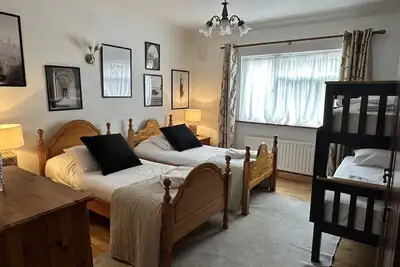 Family room (en-suite) in a cozy Guest House, beside pretty Malahide Village, Castle and near Dublin Airport