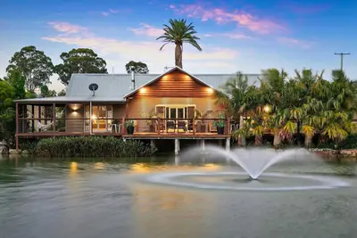 Image de Lilies Lakeside Spa Villa - 2 Bedroom - Escape in style to Lilies luxury retreat