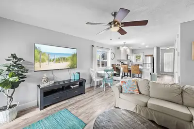 Image de Sunny 2br Duplex–Walk to Beach & Local Eateries!