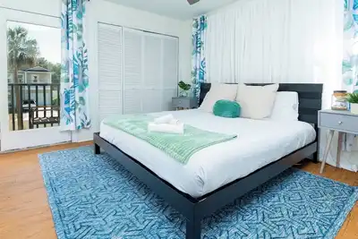 Image de Enjoy a fun-filled family getaway in this chic and inviting townhome